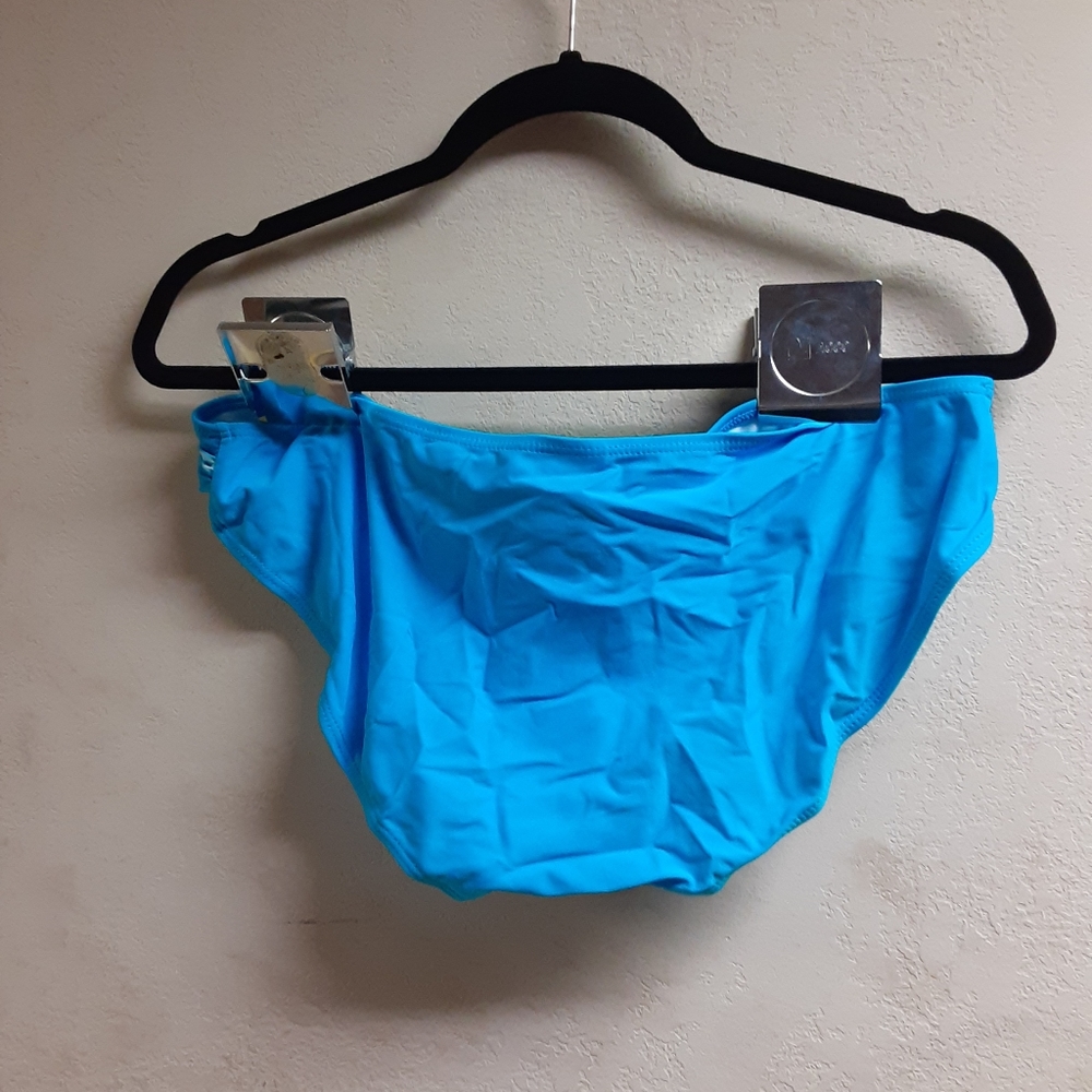 Bikini - Picture 3 of 3